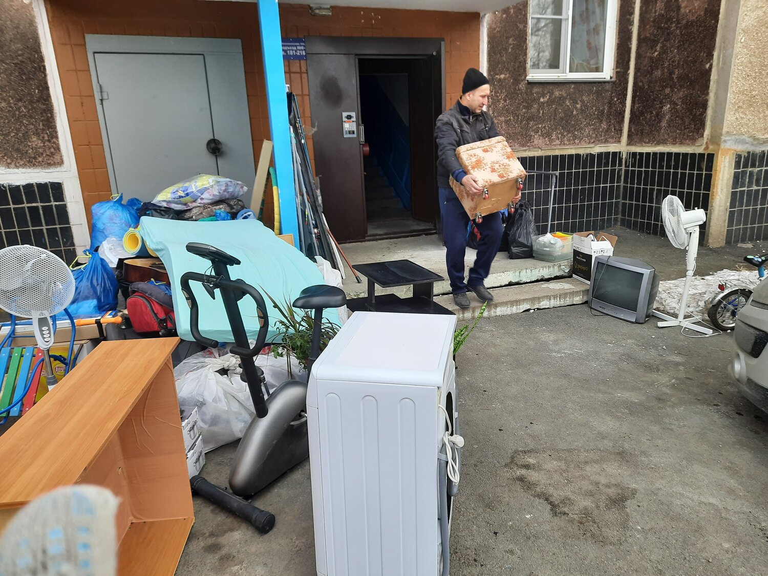 выселение жилье, во дворе, выселяют из квартиры, дом, улица