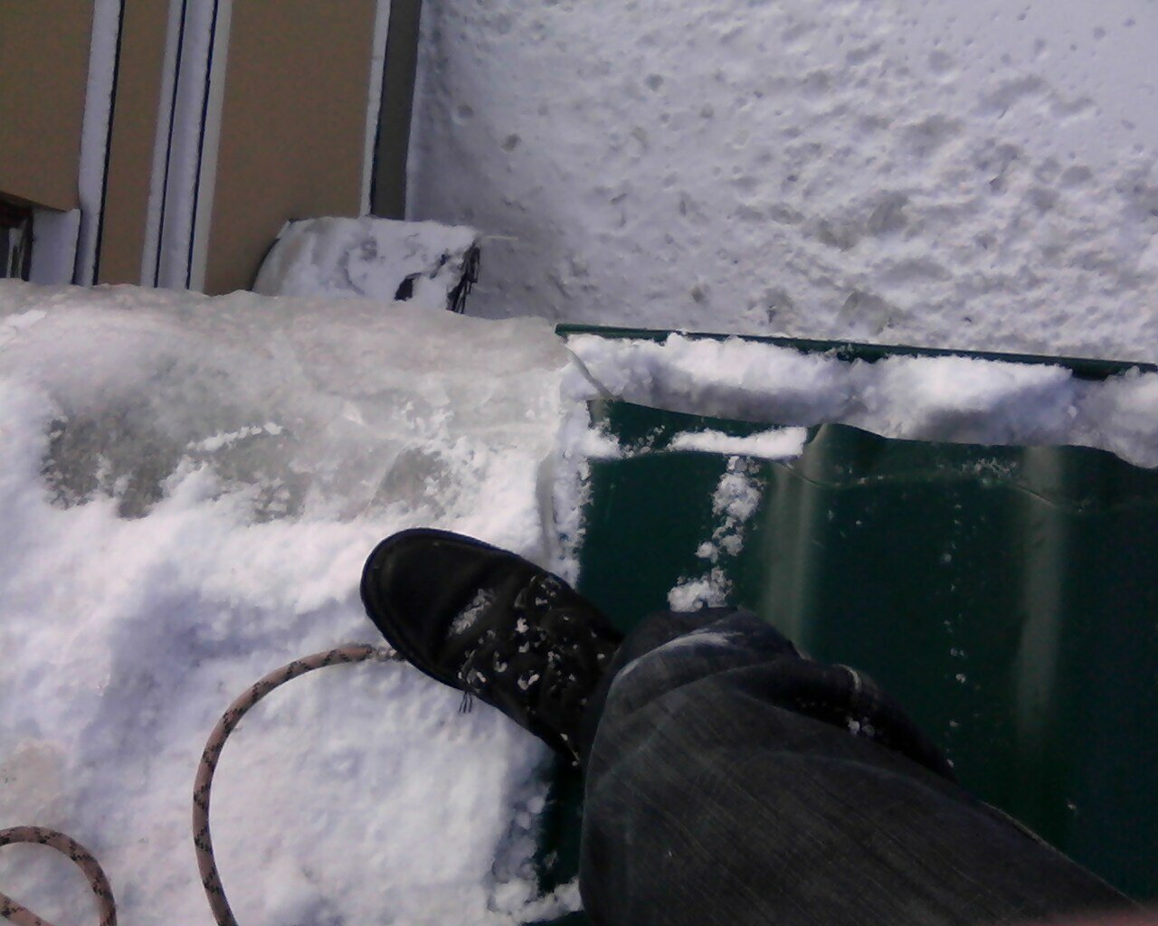 снег, зимнее, ноги в сугробе, ноги на снегу вид сверху, ноги в мокром снегу