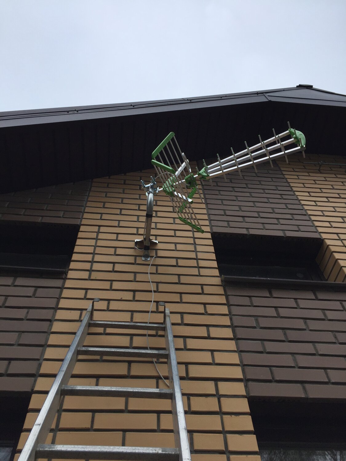 кронштейн для антенны на крышу, крепление антенны на крыше, кронштейн для антенны, дб12 антенна 415, антенна для дачи