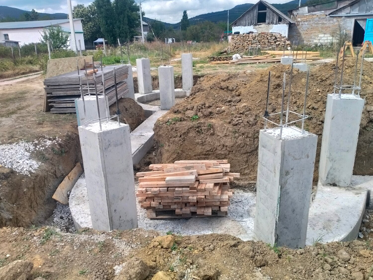 ленточный фундамент с блоками фбс, опора под блоки фбс, фундамент из фбс и монолитный пол, ленточный фундамент, фундамент стаканный для коттеджа