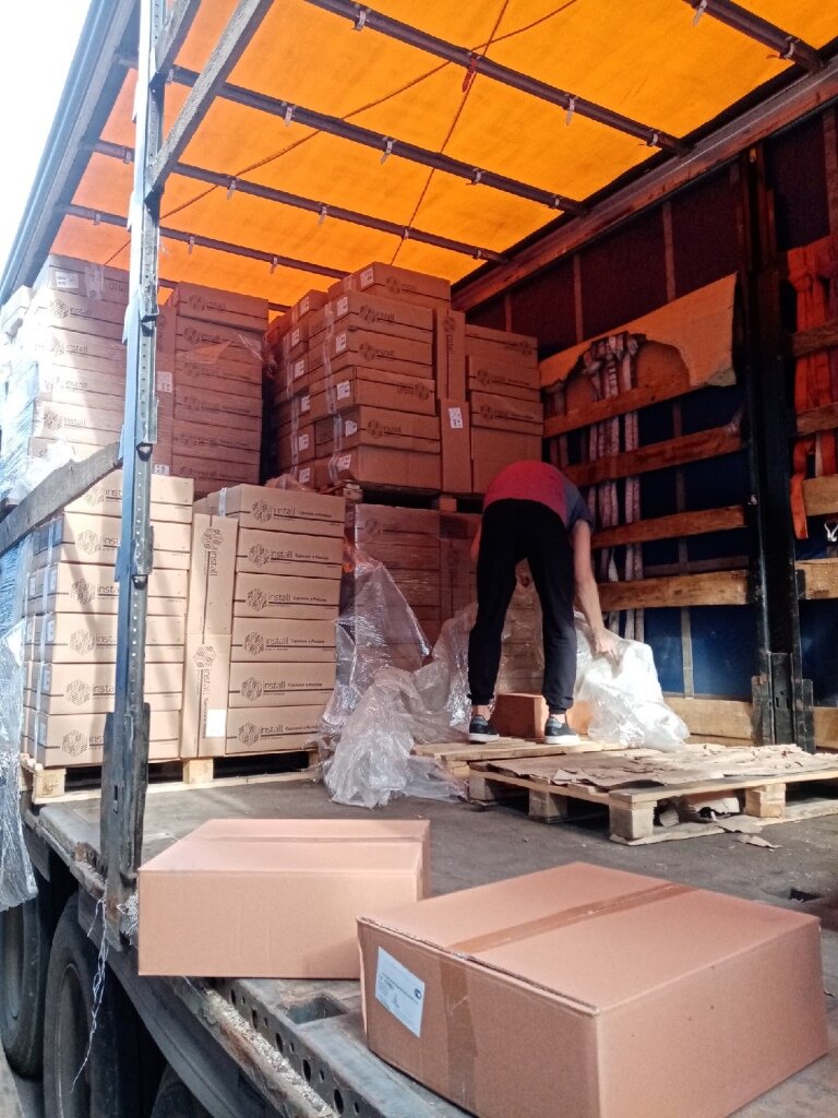 строительные материалы для каменщика, стройматериалы, разгрузка паллетов на складе, кирпич строительный, строительный склад