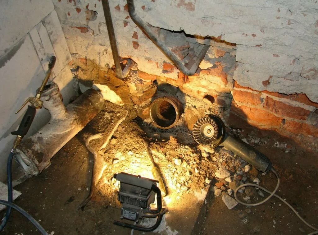 расчеканка чугунной канализации, старый чугунный тройник канализации, старые трубы, канализация в многоквартирном доме, чугунная канализация