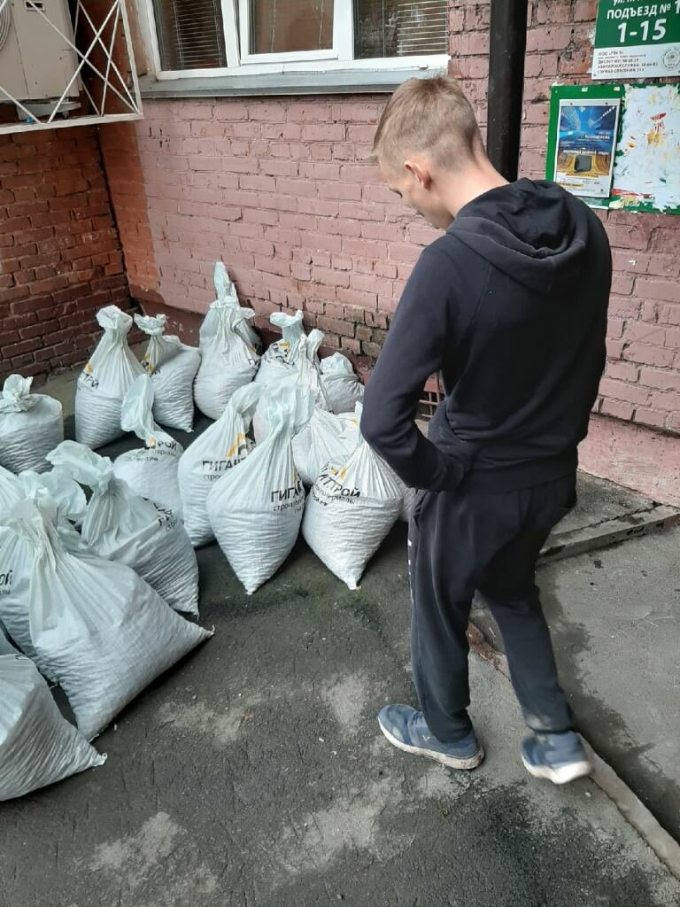 строительный мусор, мешок песка, навоз в мешках, уголь в мешках, мусор