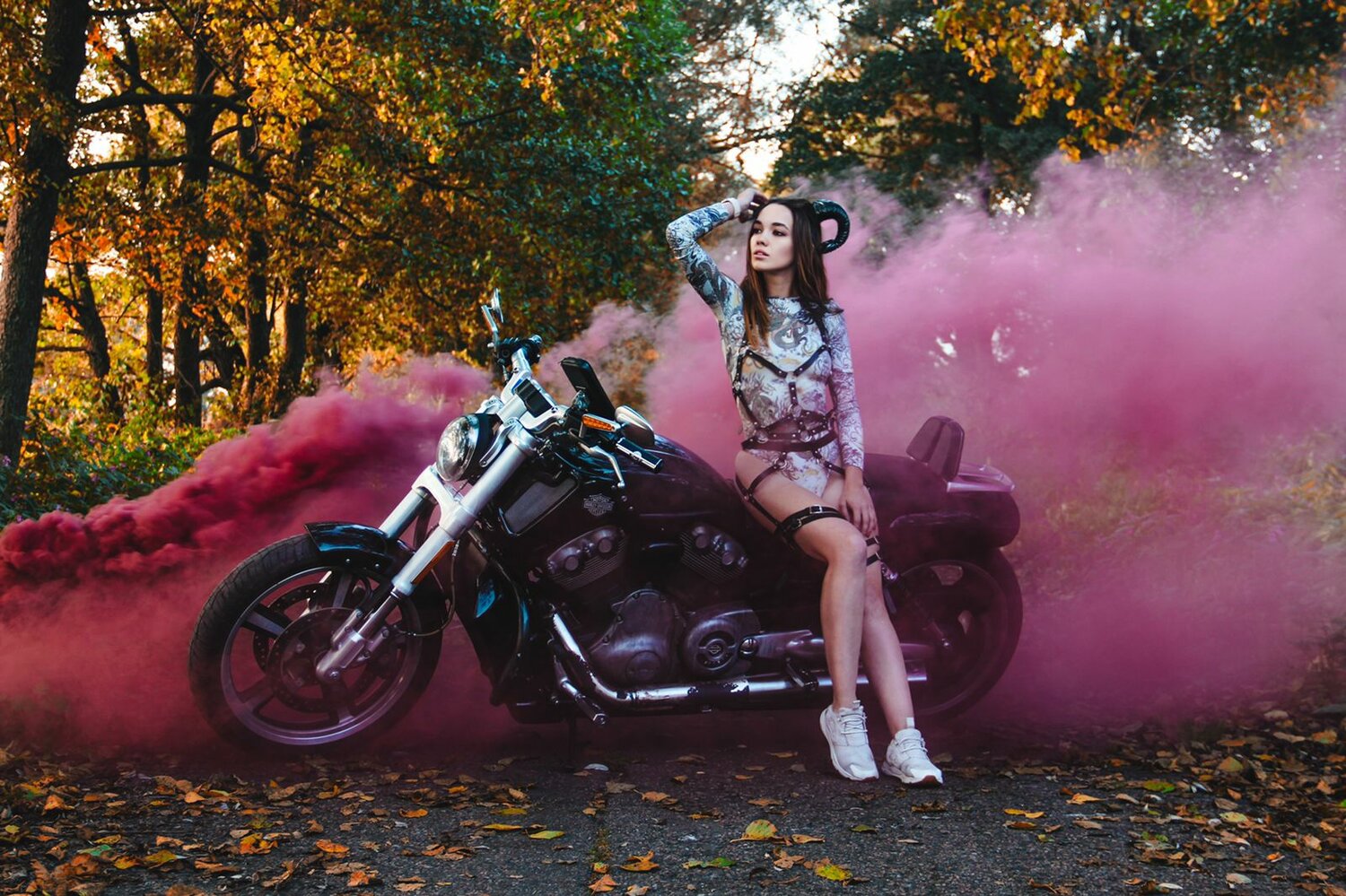 девушка мотоцикл, девушка мото, красивые девушки на фоне мотоцикла, фотосессия на мотоцикле, мотоцикл