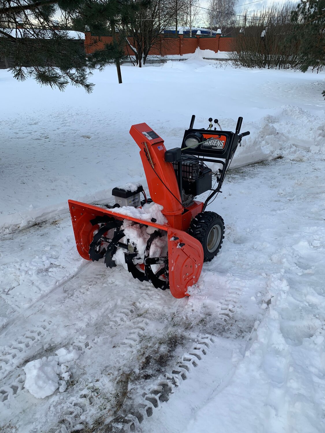 снегоуборщик бензиновый, снегоуборщик бензиновый ariens st28dle professional самоходный, снегоуборочная техника, снегоуборщик, снегоуборщик хускварна st276ep