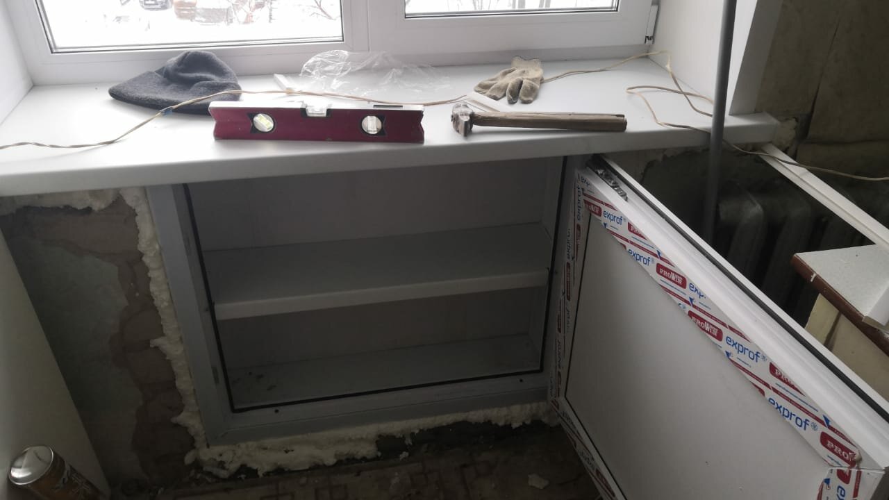 холодильник под окном, зимний холодильник под окном, холодильник под окном слайдерс, холодильник под подоконником на кухне, пластиковый холодильник под окном