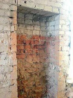 углубление в кирпичной стене, заделка трещин в кирпичных стенах, устройство проема в кирпичной стене, кирпичная стена, трещина в кирпичной стене