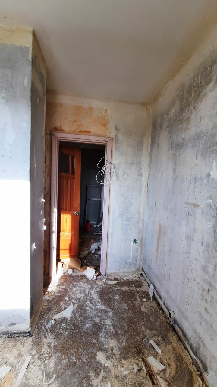 в панельном доме, интерьер комнаты, квартир, квартира в панельном доме, стена хрущевки