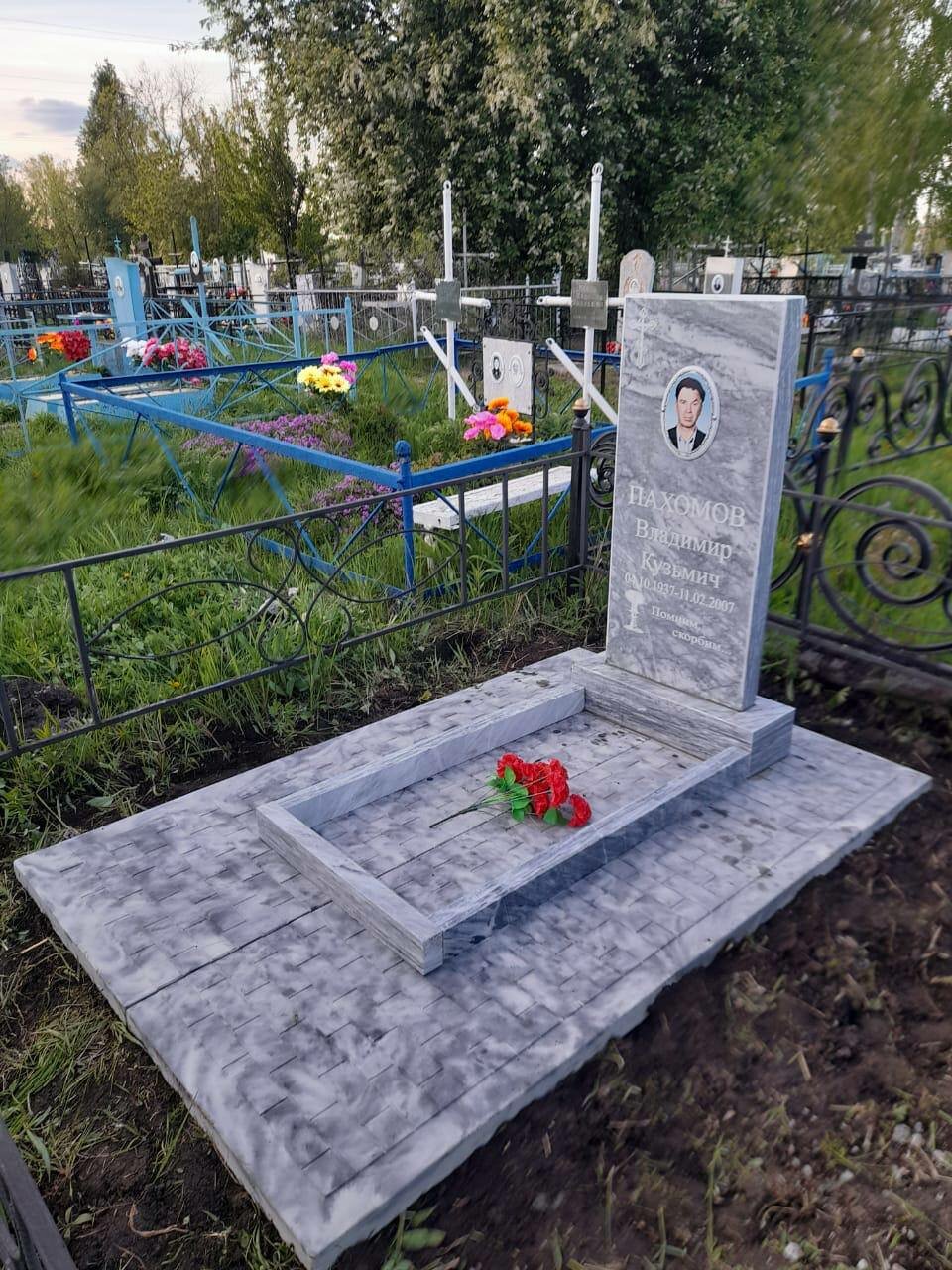памятник могильный мрамор на три могилы один, надгробия мрамор гранит на кладбище, мраморные памятники, памятник из белого мрамора, памятник из мрамора на могилу