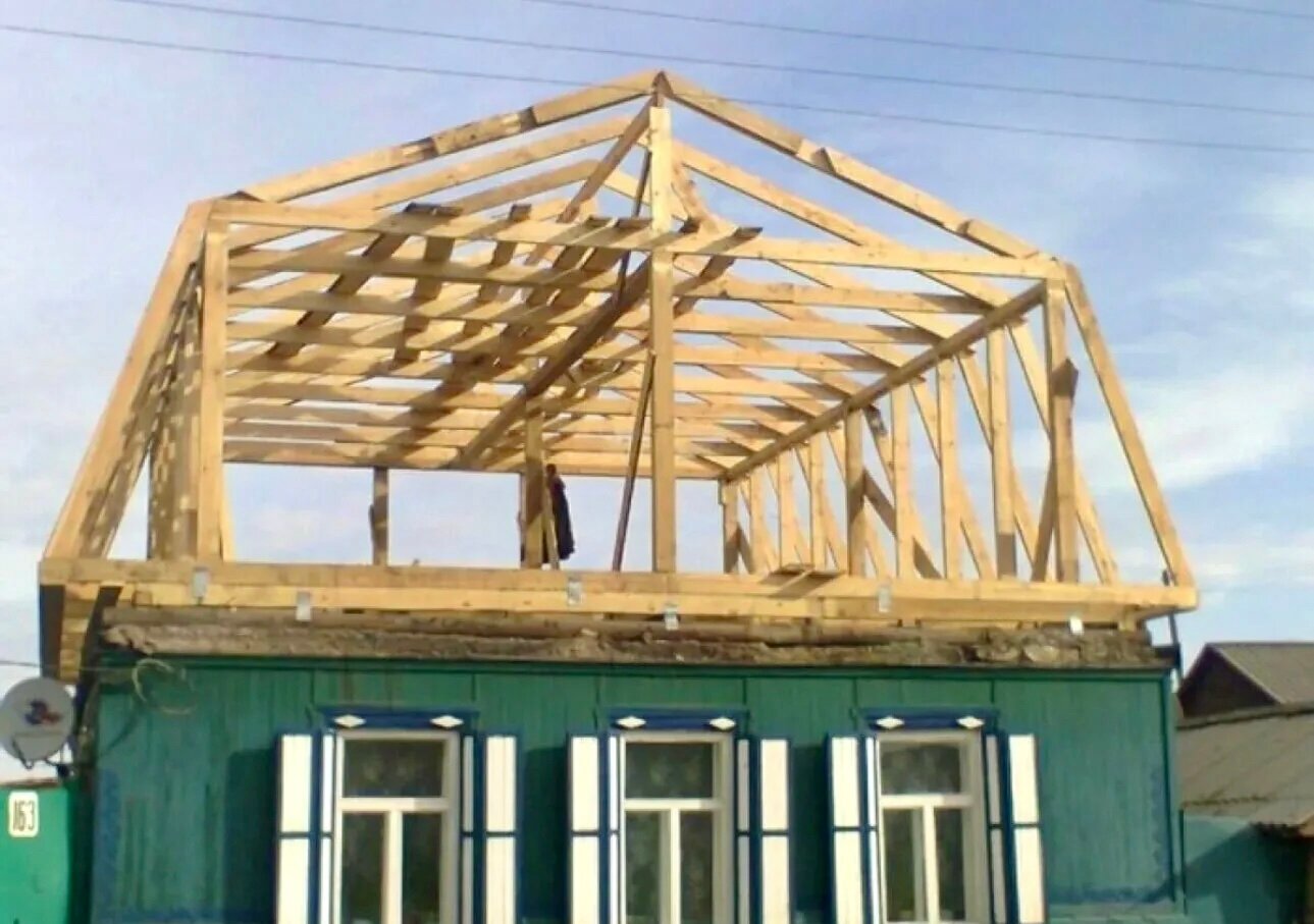полувальмовая мансардная крыша, стропильная система двускатной крыши 10 м, замена крыши в частном доме, крыша мансарда, стропильная система ломаной крыши