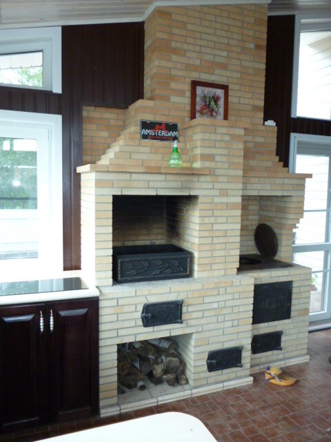 барбекю комплекс из кирпича, камин барбекю, мангал из кирпича с плитой духовкой и нишами для хранения, печи камины барбекю, барбекю комплекс райкузи