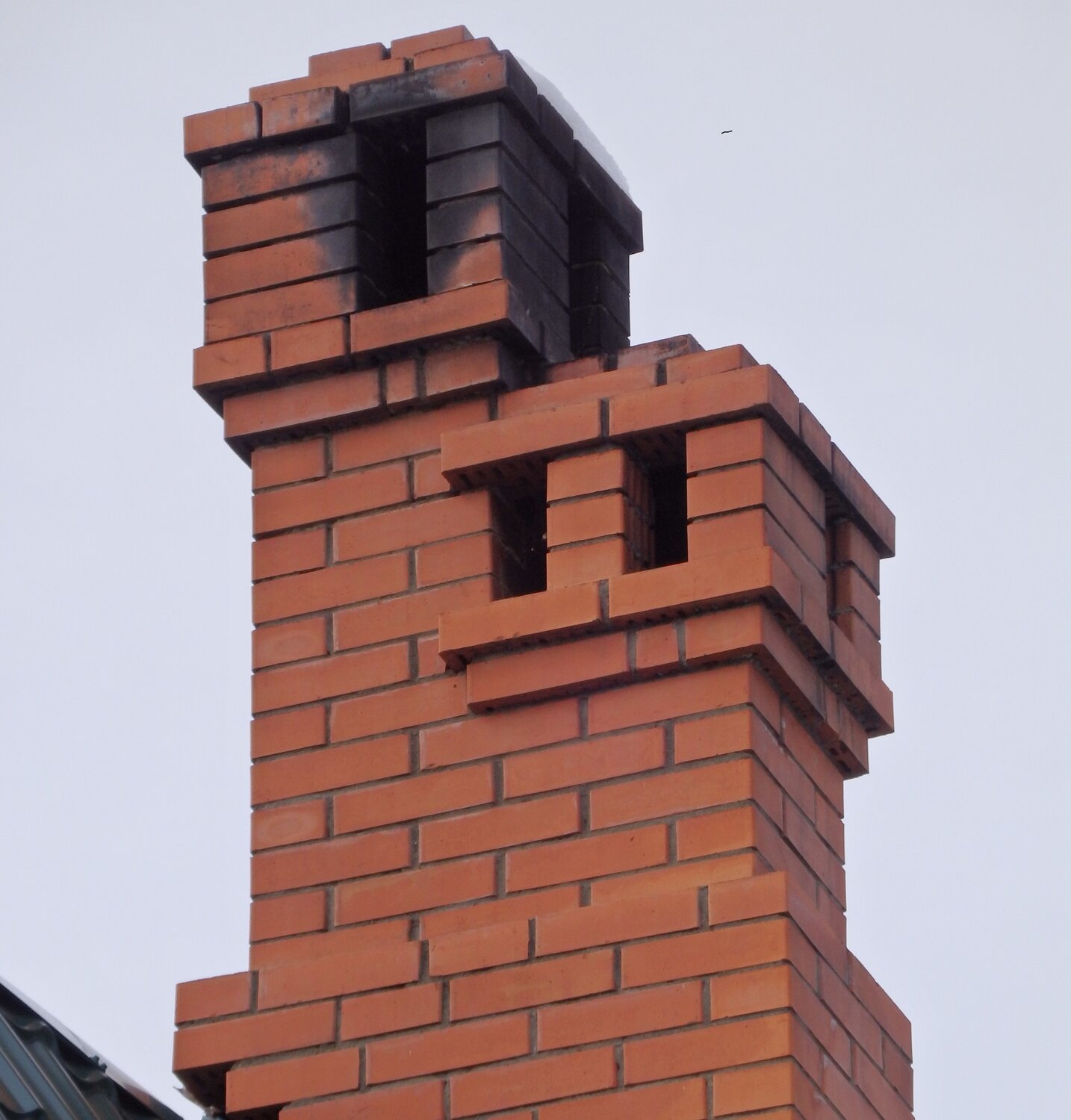 кирпичная труба, крышка кирпичного дымохода из кирпича, оголовок кирпичного дымохода, оголовок дымохода из кирпича, кирпичная труба на прозрачном фоне