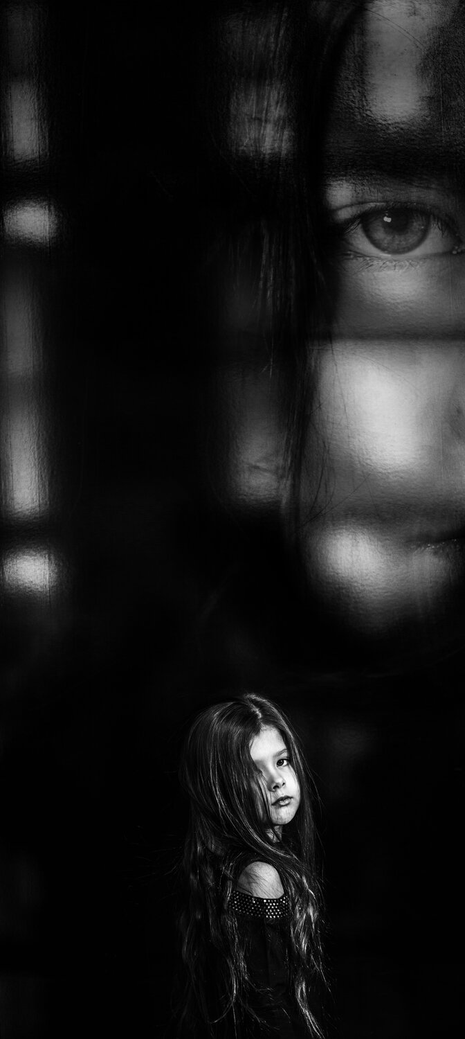 мрачный взгляд, девушка, портретная фотография, темное изображение, красивые девушки