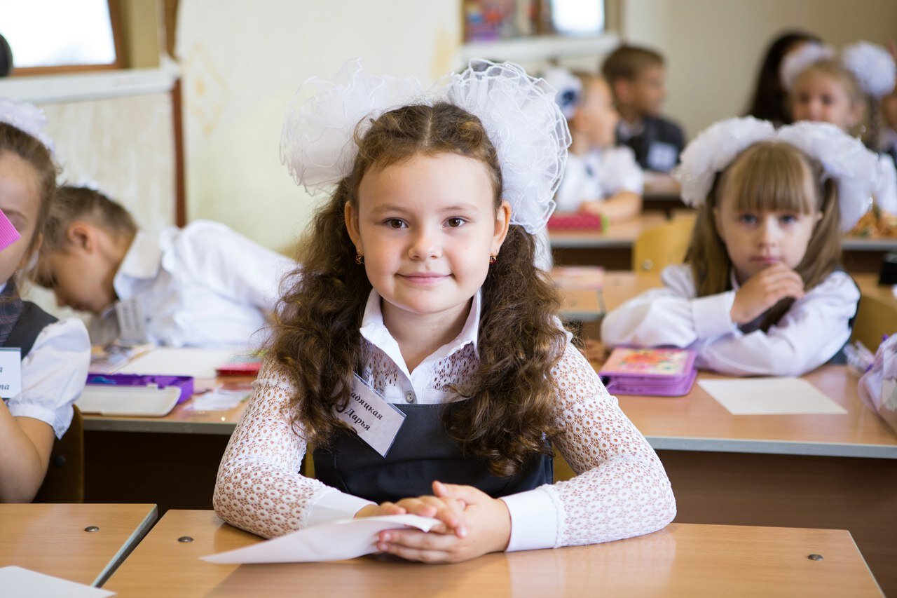 в школе, девочка в школе на уроке, первоклашки, начальная школа, школьник
