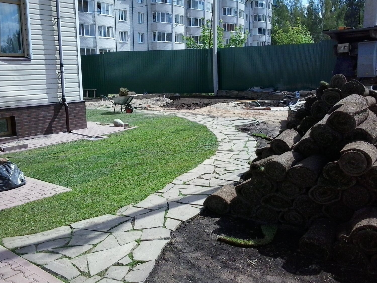ландшафтный дизайн, харизма ландшафтный дизайн, экостеп газонная плитка, благоустройство дачного участка с местом для парковки, ландшафт
