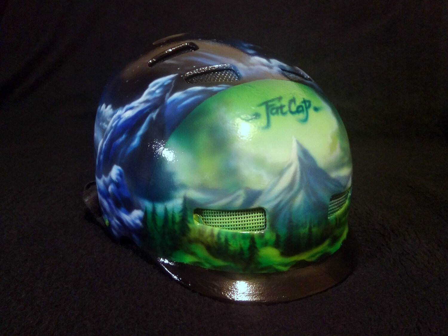 аэрография на военной каске, аэрография на шлеме чеширский кот, шлем аэрография nirvana, аэрография шлема салатовый, аэрография на горнолыжном шлеме