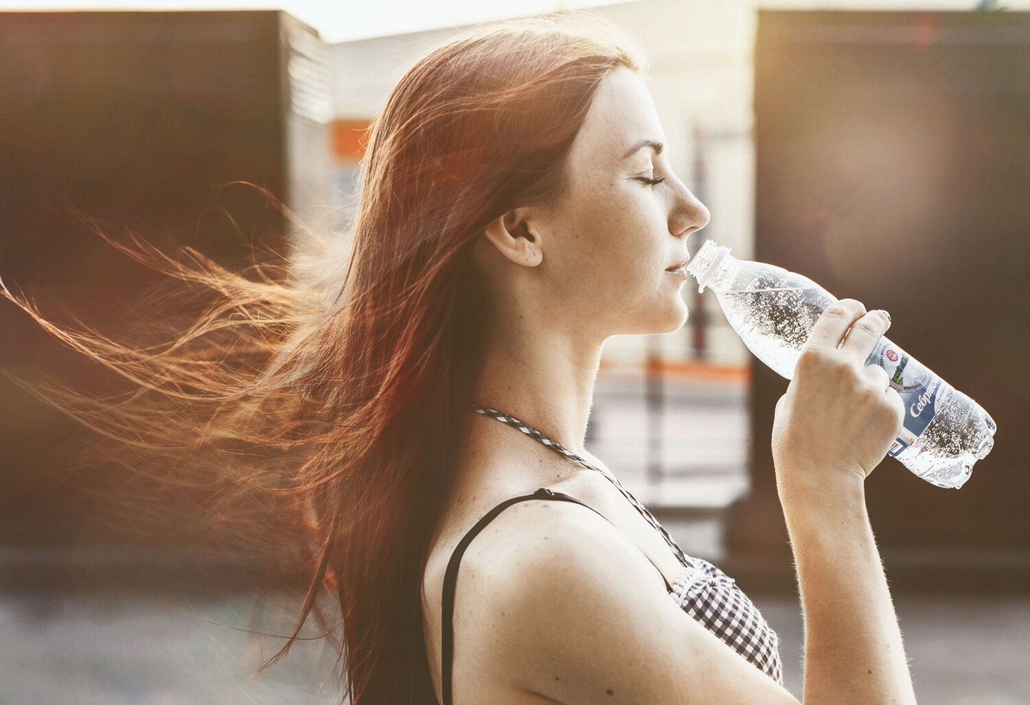 девушка пьет, питьевая вода, девушка пьет минеральную воду, женщина, человек пьет воду из бутылки