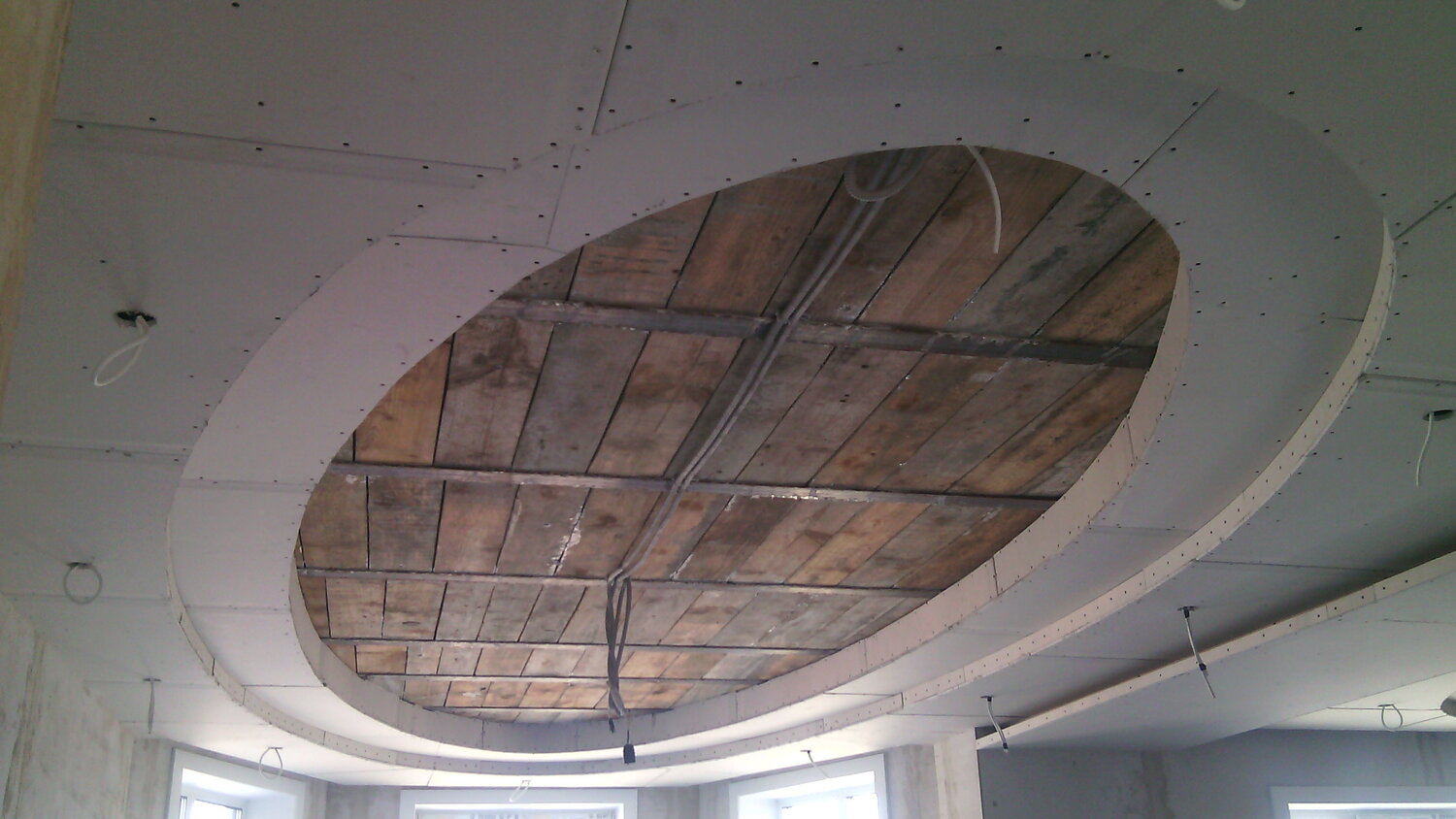 фигурный потолок из гвл, оригинальные потолки из гипсокартона, фигурный потолок гипсокартон, кривые потолки из гкл, монтаж фигурного потолка из гипсокартона