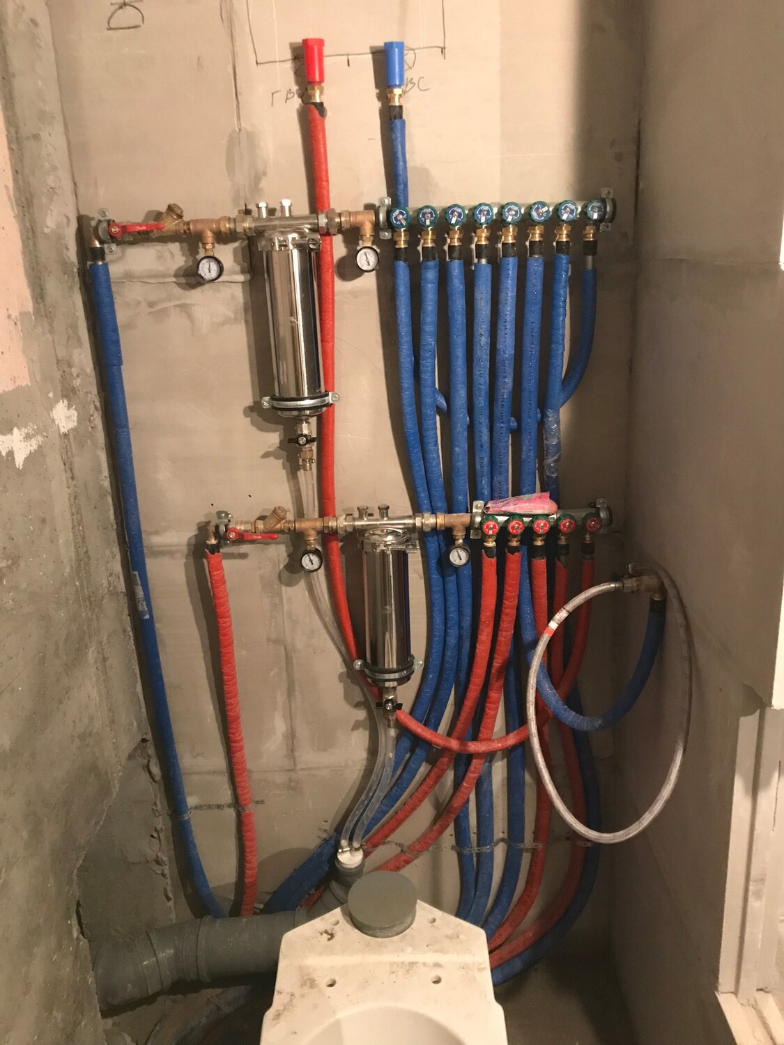 коллекторная система водоснабжения частного дома, разводка труб водоснабжения рехау, разводка сантехники рехау, коллекторная разводка воды в квартире, разводка труб рехау