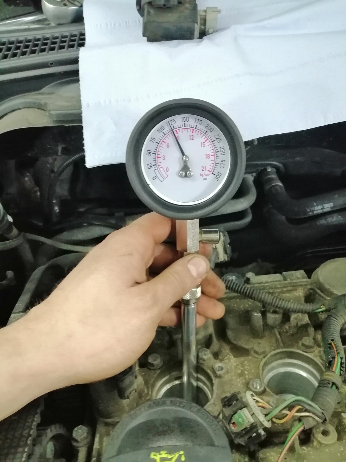замер компрессии на пассат 2.0 tdi, компрессия двигателя м43б19, замер компрессии мерседес е 250 2011, компрессия, двигатель 2с давление компрессии в цилиндрах