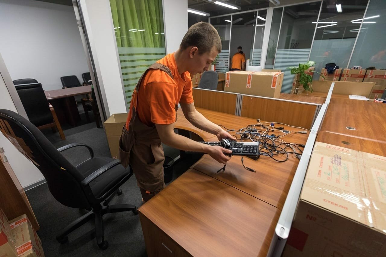 переезд офиса под ключ, техника, переезд офиса, школьник, сборщик