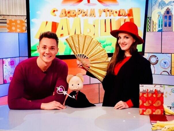 ведущая иллюзионист мария титова, фокусник, канал карусель ведущий антон, ведущий с добрым утром малыши, телешоу