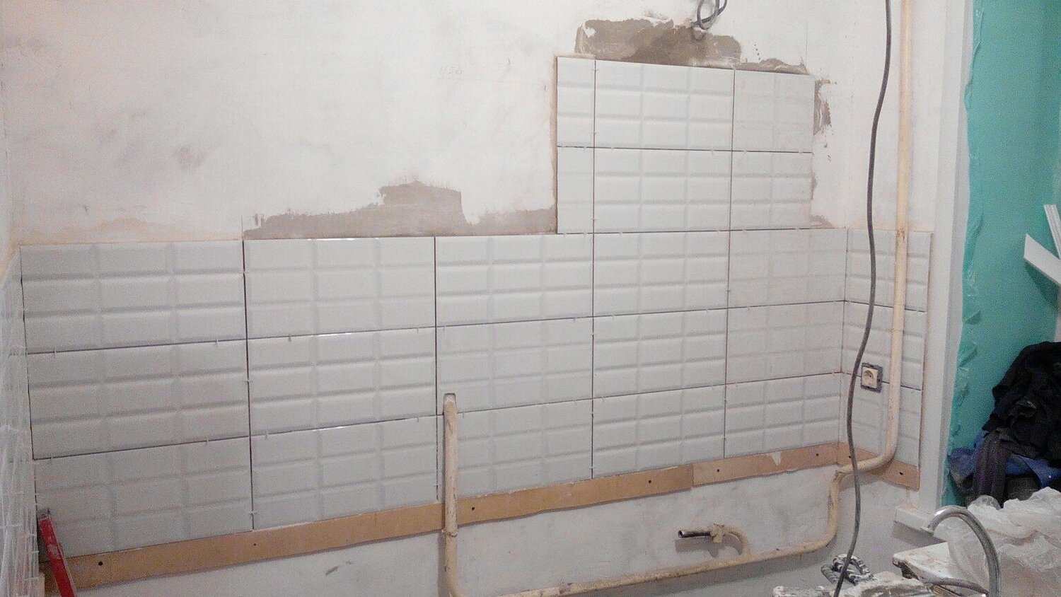 укладка фартука из плитки без мебели, монтаж кухонного фартука из плитки, укладка кафеля на стену в кухне, укладка фартука, направляющие для фартук из плитки на кухне