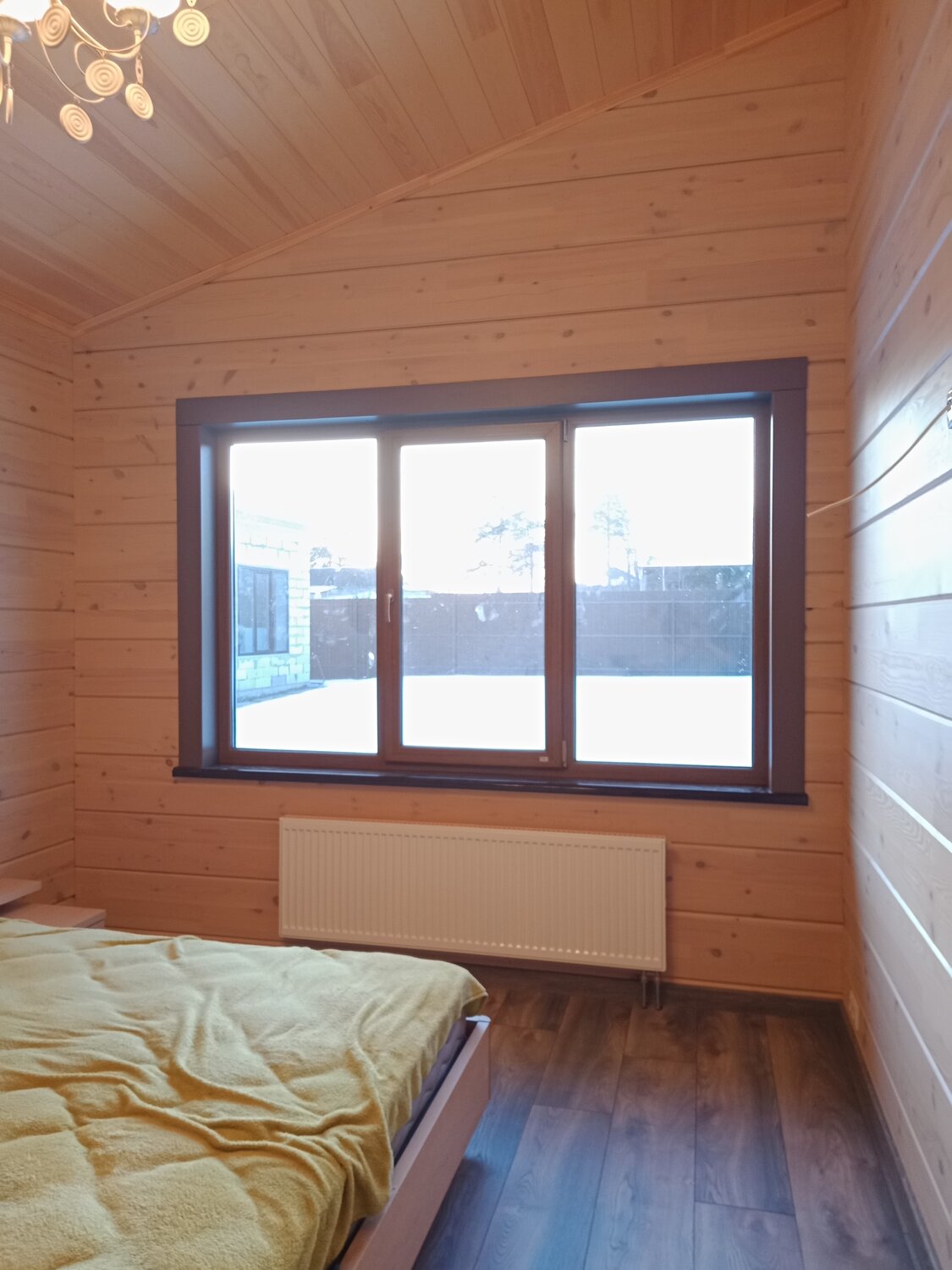 отделка окна дома из имитации бруса, имитация бруса, имитация бруса для внутренней отделки, парк отель сосновый бор алексин, светлая отделка дома из бруса