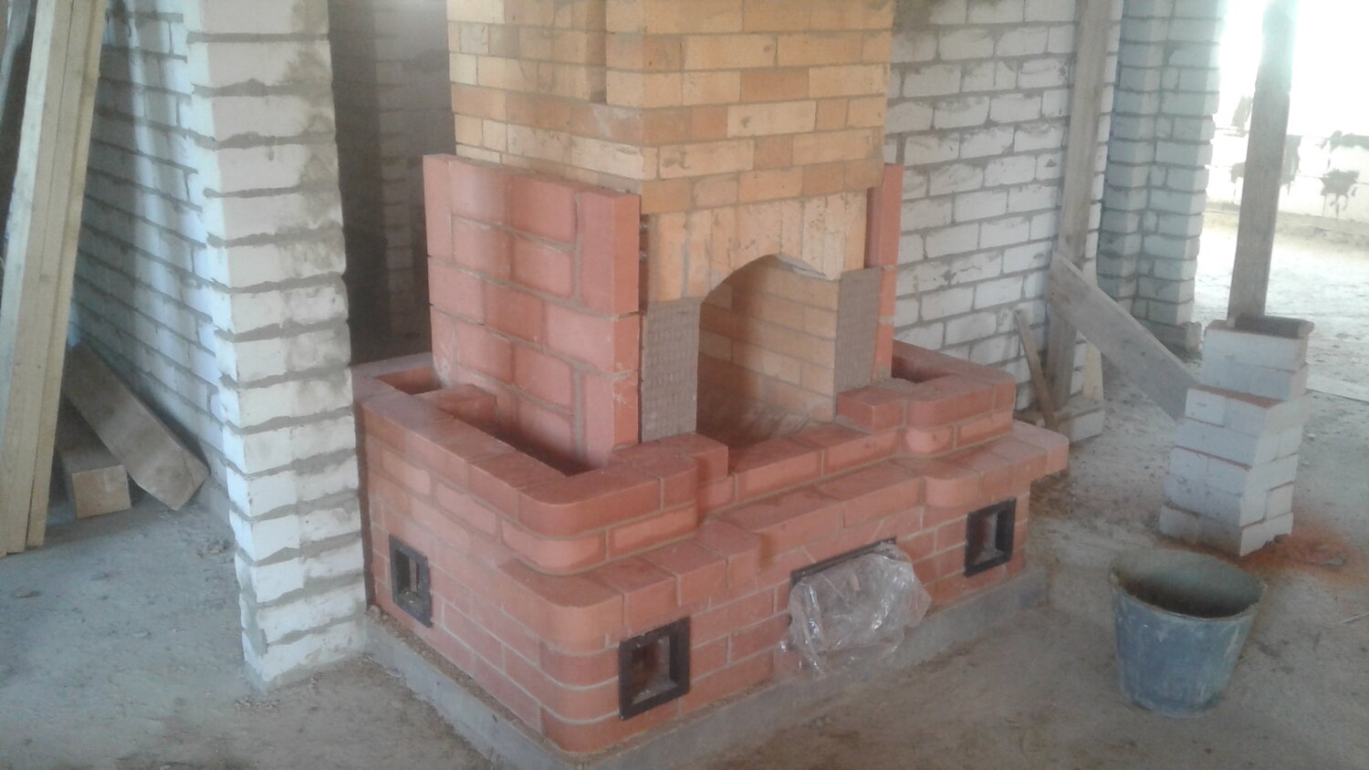 печник, кирпичная печь с лежаком, кирпичный камин а с другой стороны печь, печи и камины, печи камины барбекю