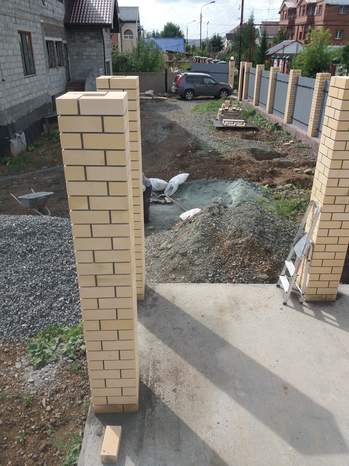 столбы из облицовочного кирпича, столбы из кирпича для забора, кирпичные столбики для забора, облицовочный кирпич для столбов, цоколь забора из кирпича