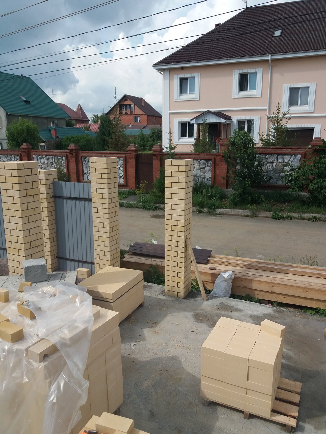 столбики из кирпича для забора, столбы для забора из блоков бессер, кирпичная кладка, обложить столбы ворот кирпичем, кирпичная колонна 510х510