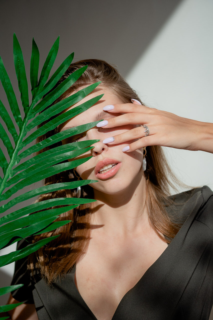 пальмовый лист, девушка с пальмовой ветвью, девушка с пальмовым листом, красивые девушки, женщина