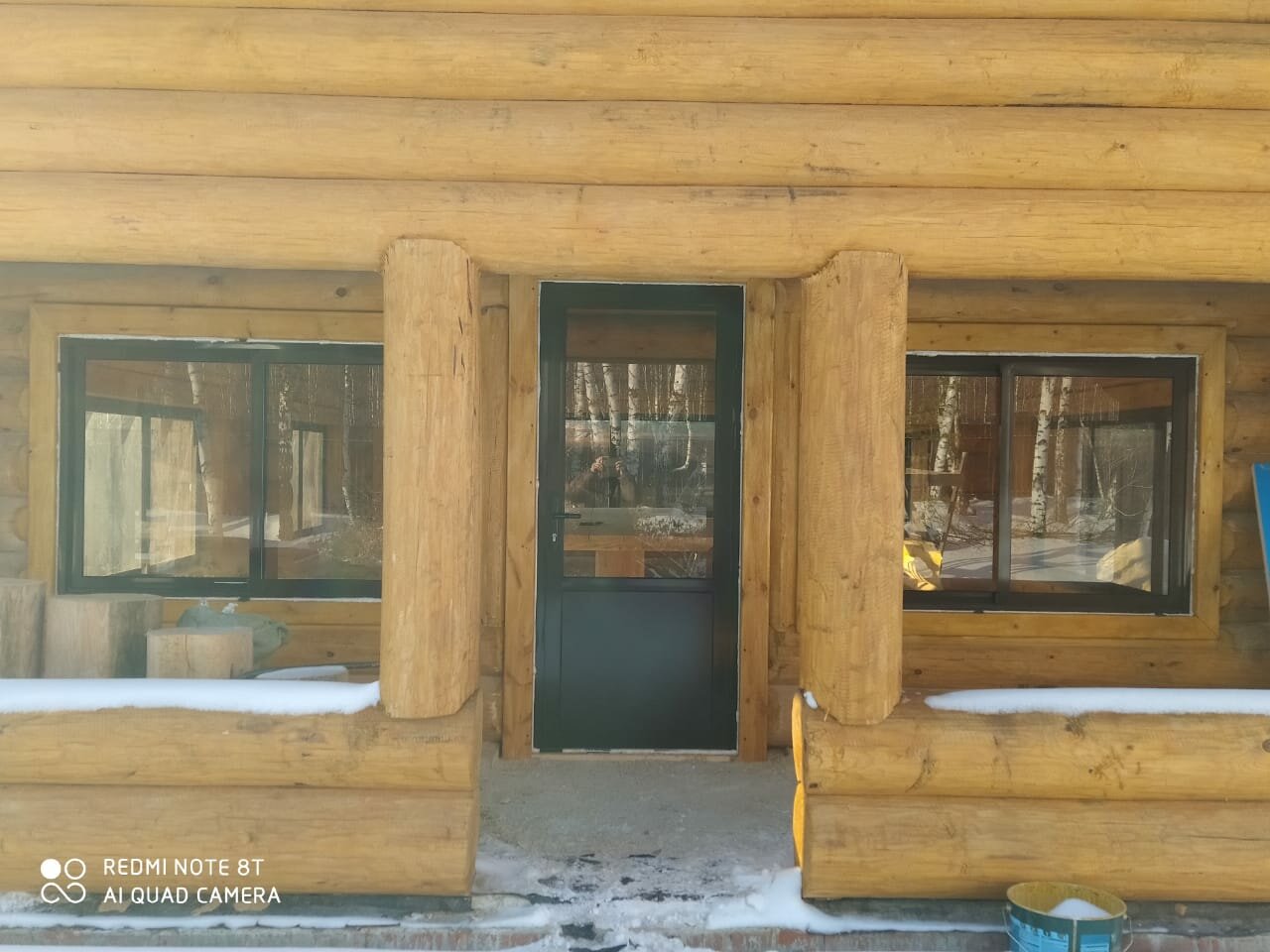 деревянный дом, окна в брусовом доме, сруб, как остеклить веранду без обсадной коробки в доме из бревна, остекление веранды в деревянном доме