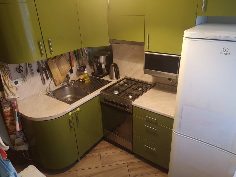 кухня, кухонный гарнитур оливкового цвета для маленькой кухни, кухня эконом, бюджетные угловые кухни, кухонный гарнитур