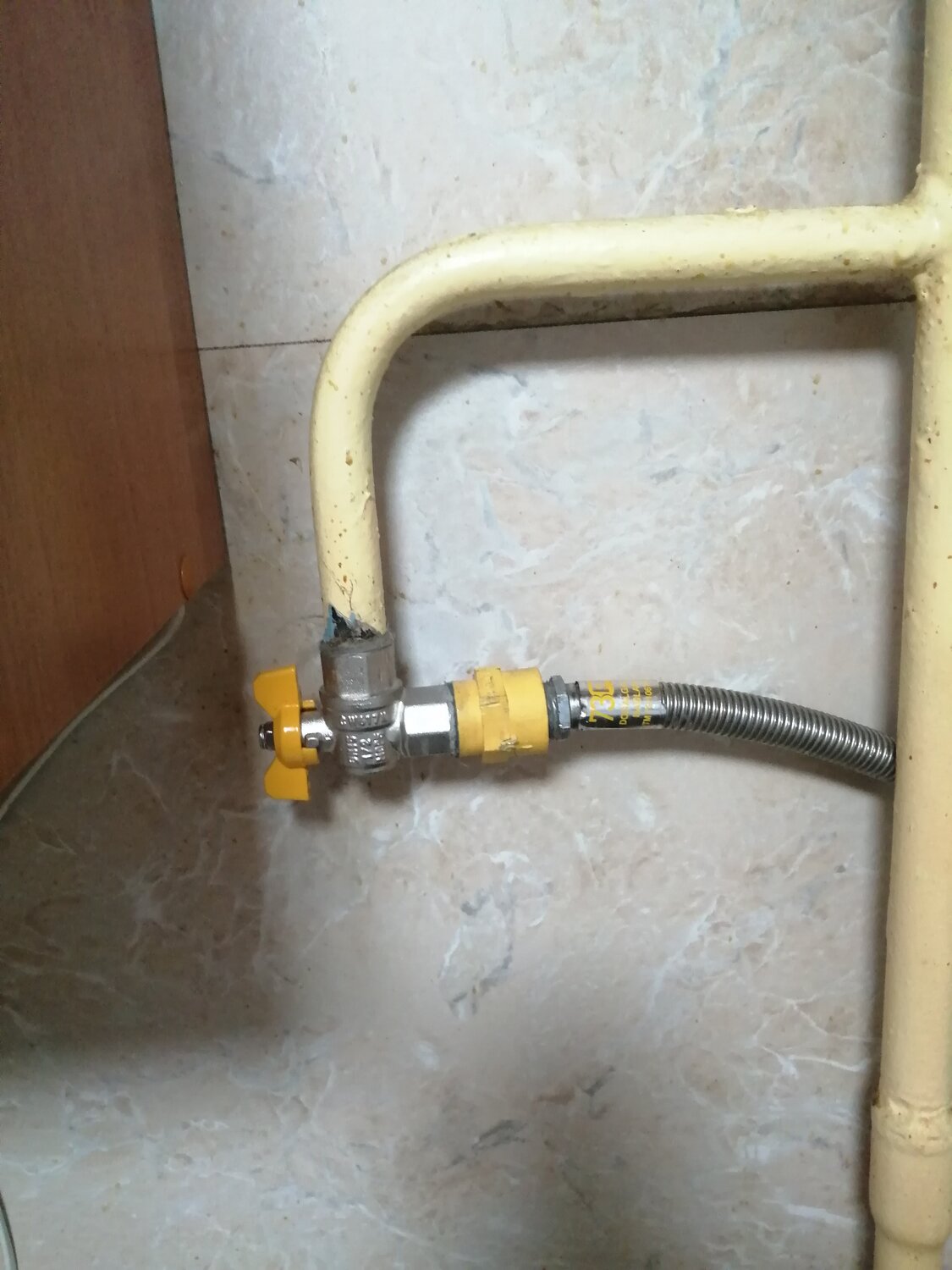 газовый кран в квартире, газовая труба в квартире, кран перекрытия газовой трубы, газовая трубiв квартире, крепление газового шланга к плите
