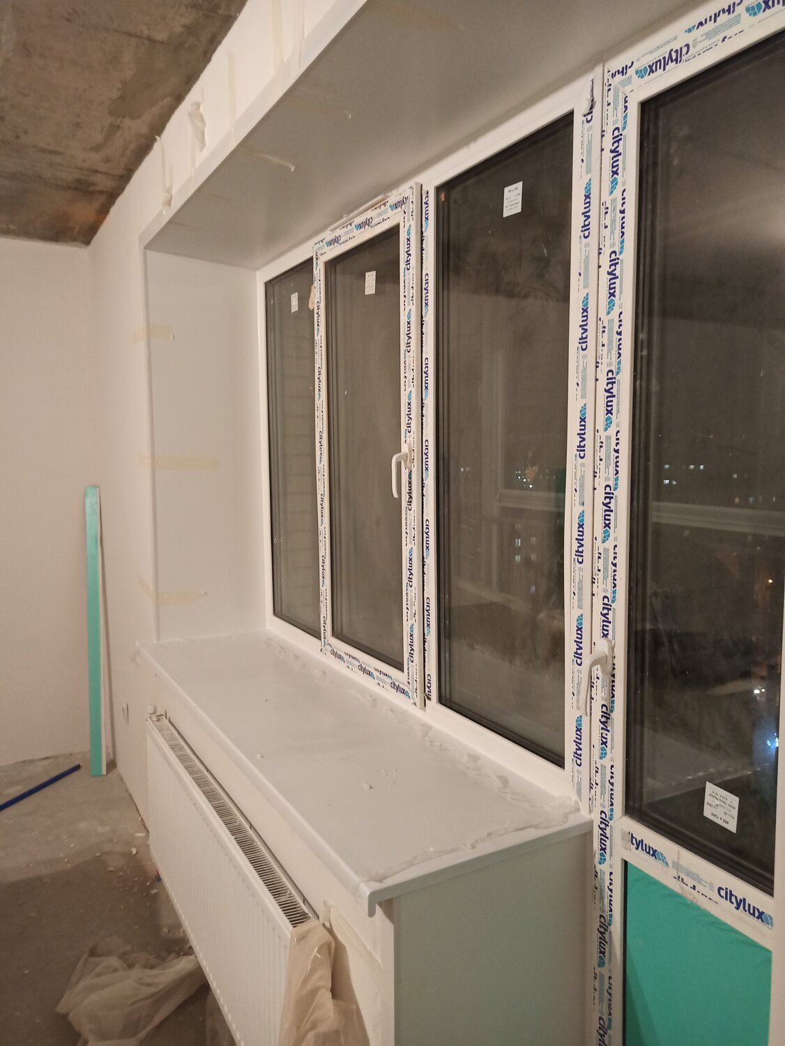 откосы на окнах rehau design, лоджия сапожок +слайдорс, окна, двойное окно балконного типа, окно с подоконником и балконной дверью