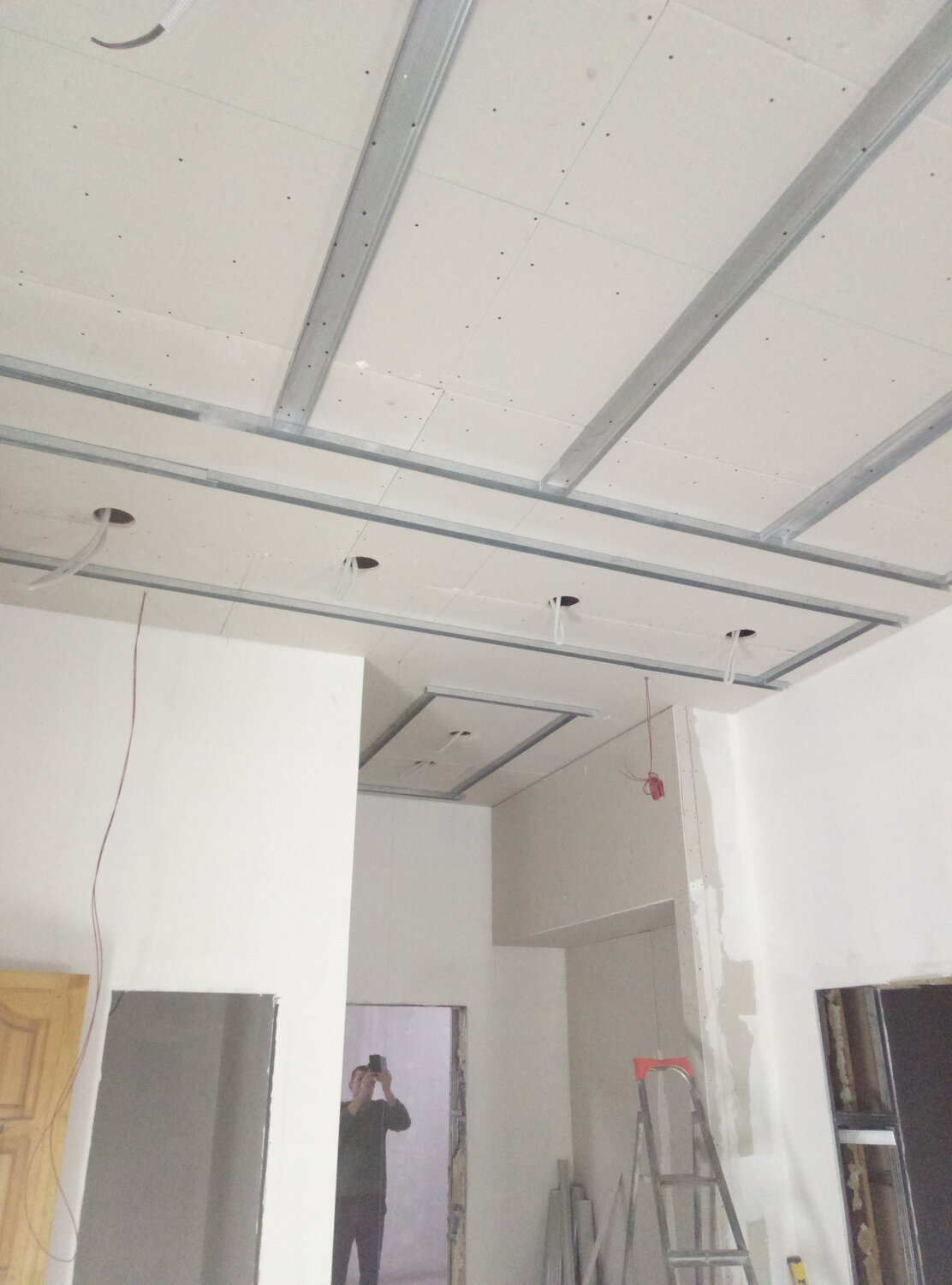 двухуровневые потолки из гвл, двухуровневый потолок из гипрока прямоугольный, потолки из гипсокартона, монтаж гипсокартона, потолок из гипсокартона с полосами