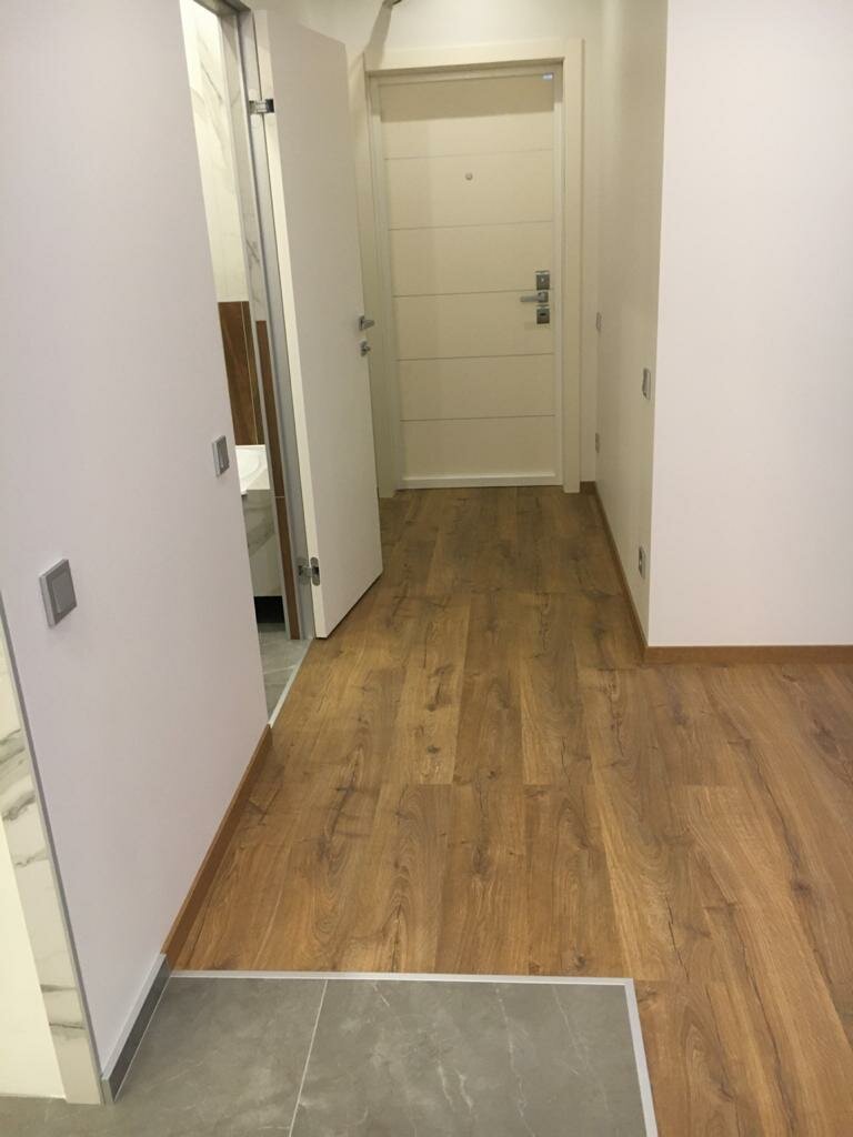 ламинат в коридоре, ламинат в узкомэ коридоре, квартира, линолеум, ламинат