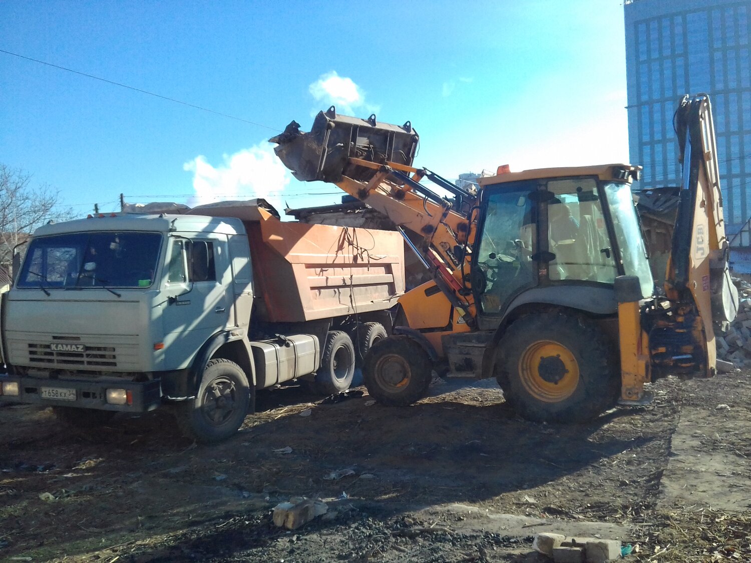 экскаватор грузит камаз, погрузка грунта jcb 3cx, спецтехника экскаватор, спецтехника, спецтехника в московской области