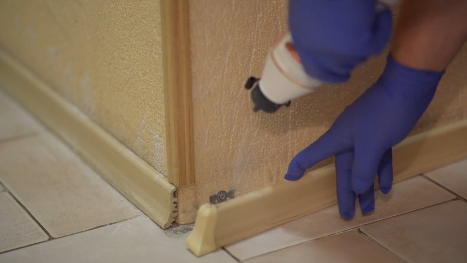 плинтус, плинтуса на пол, монтаж плинтуса, пластиковый плинтус, напольный плинтус