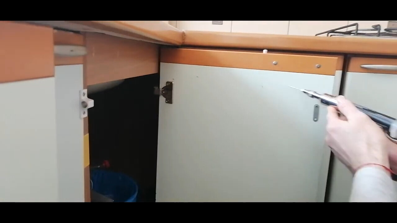 мебель, доводчик на кухонный шкаф, газлифт для дверей шкафа кухни, кухонный шкаф, дверца шкафа