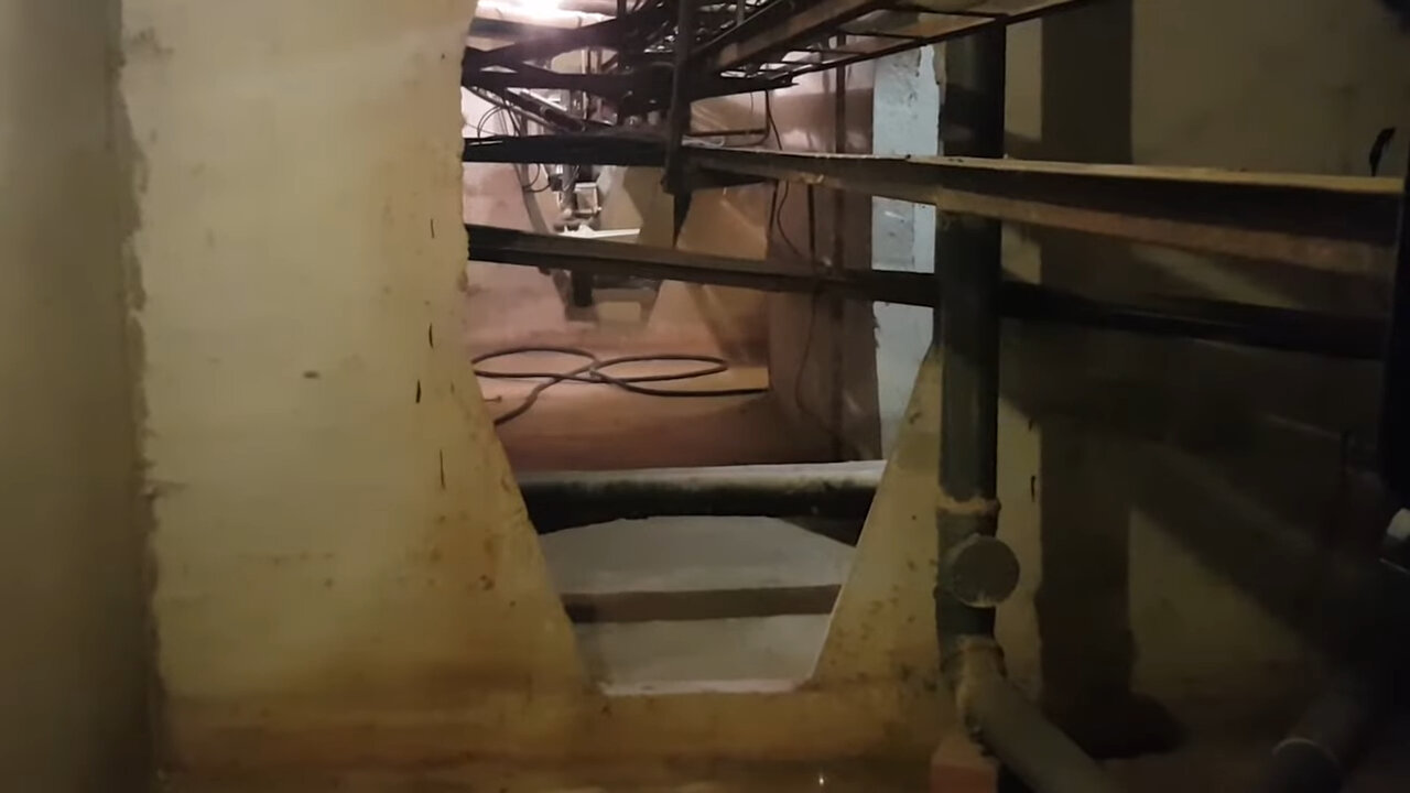 подвал, канализация в доме, кабельный коллектор метрополитена, канализация, системы теплоснабжения