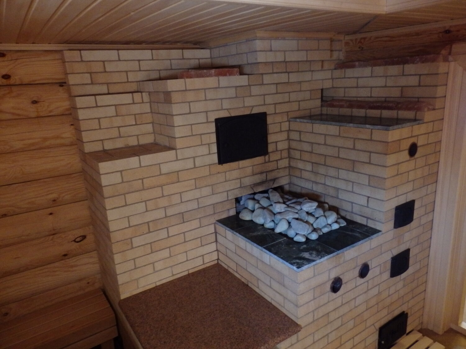 банная печь руссауна, кирпичная банная печь 1х1м, банная печь с лежанкой, банная печь, печь каменка_2 в парилке