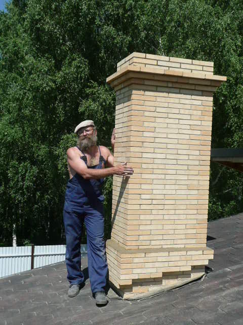 оголовок печной трубы из кирпича, оголовок кирпичной дымовой трубы, оголовки печных труб из кирпича, человек, кирпичная кладка