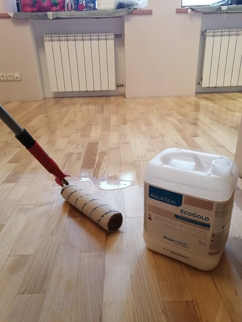 деревянный пол покрытый лаком, паркет, средство для покраски паркета, лакировка паркета, покрытие паркета лаком