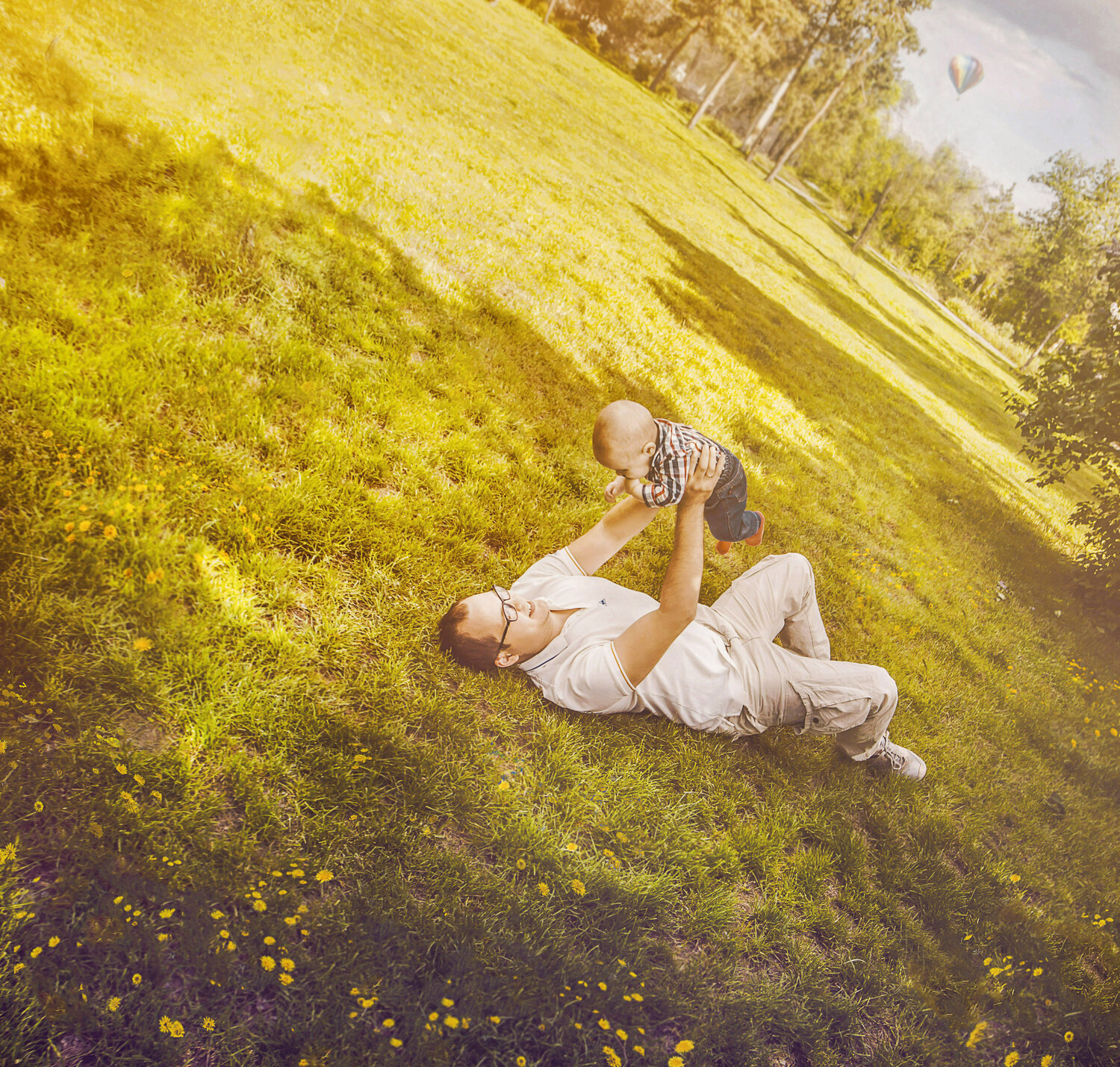 пара гуляет на природе, природа, фотосессия в июне на природе совместа, фотосессия, человек