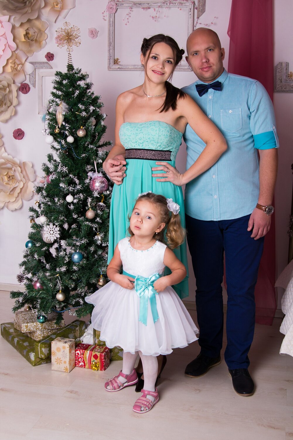 семейная фотосессия в бирюзовых тонах, новогодний фэмили лук для семьи, семейная фотосессия сургут, семейный, девочка
