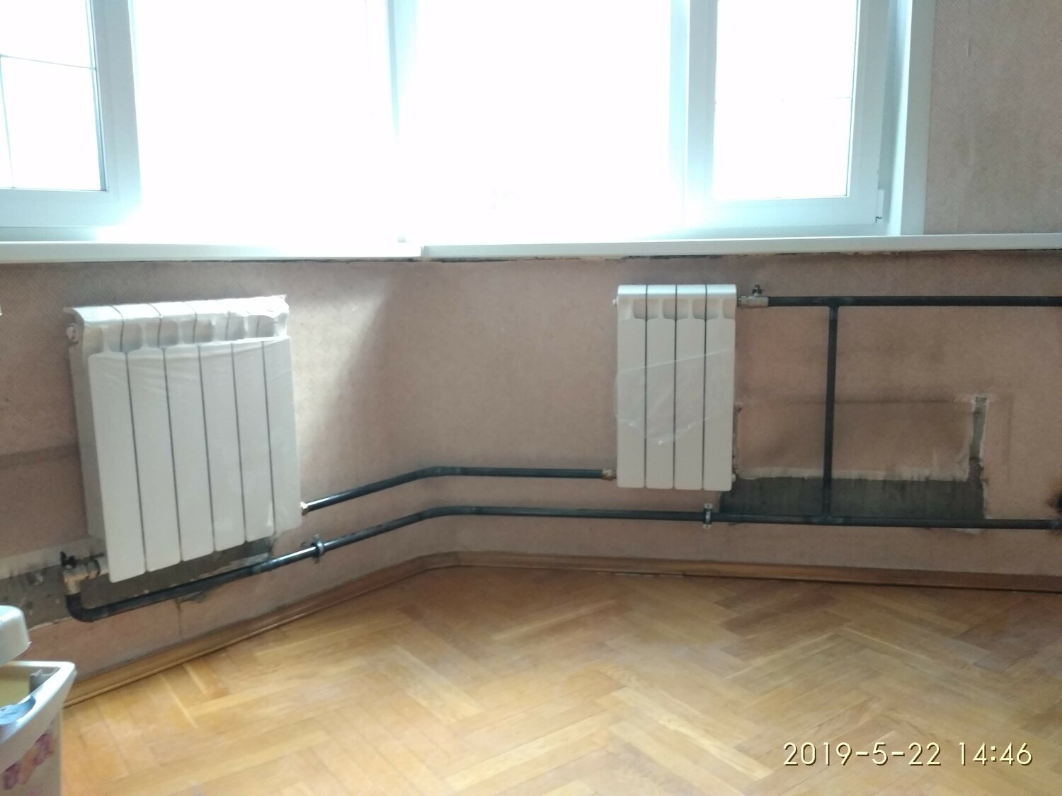 радиатор отопления, трубы для батарей отопления, отопление, дополнительный радиатор отопления в квартире, труба рядом с радиатором отопления