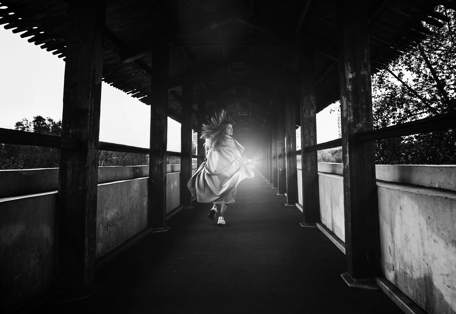 архитектура, уличное, человек в темном коридоре, black and white, девушка