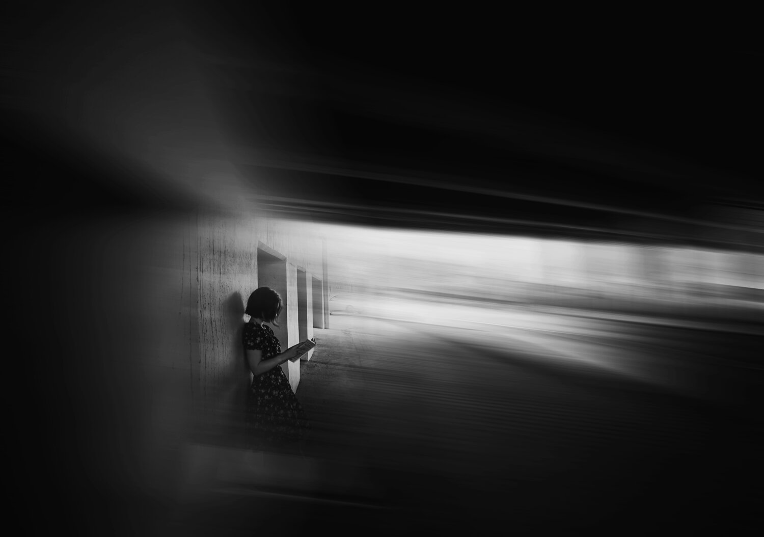 чёрно белая фотография, темное изображение, чёрное белое, черно серое одиночество, девушки в поезде ночью силуэт